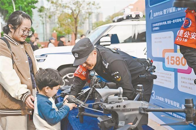 警车24小时巡逻 全天护航百姓平安